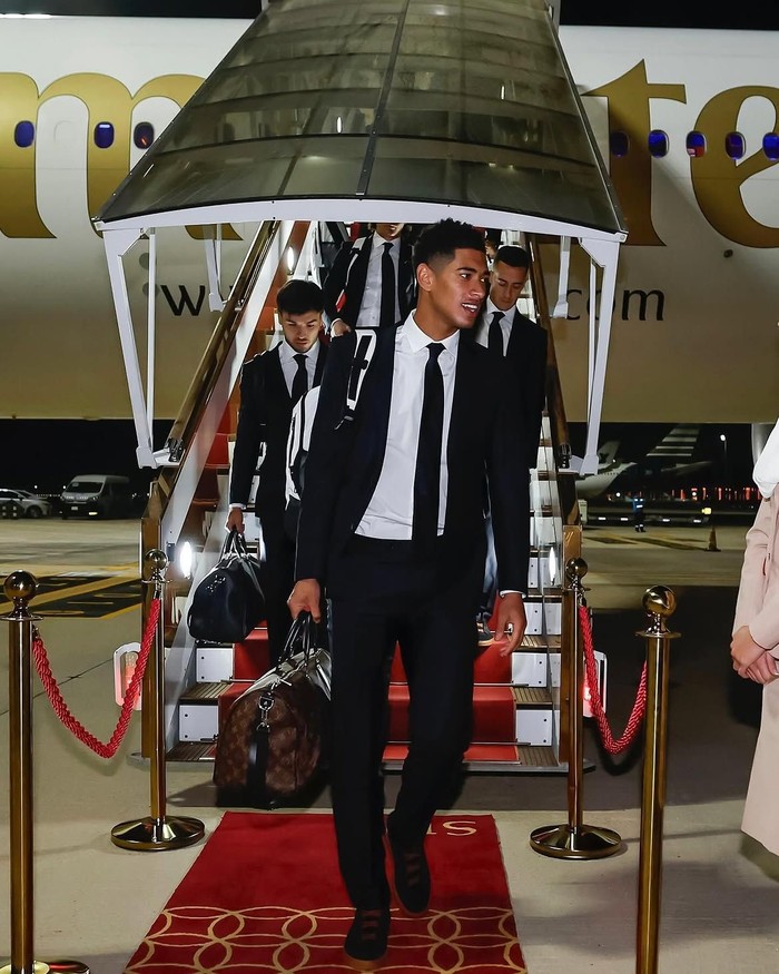 Keepall Bandouli&egrave;re Monogram seolah jadi favorit, ia memiliki dua varian berbeda. Pada kesempatan lain,&nbsp;pemain Real Madrid ini tampak membawa duffle bag ini dalam varian&nbsp;Macassar dengan monogram berwarna coklat/ Foto: instagram.com/judebellingham
