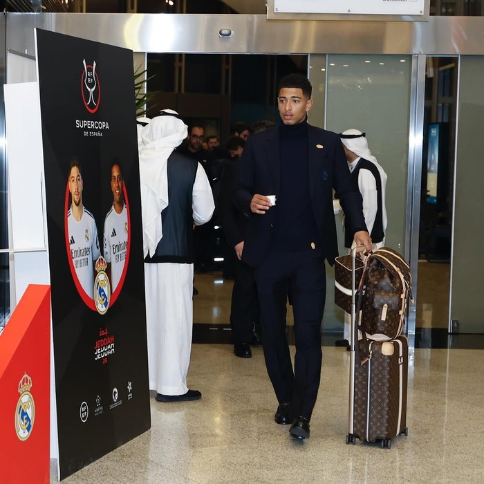Tak hanya duffle bag, Bellingham&nbsp;juga memiliki tas ransel dan koper serba&nbsp;custom, yakni backpack&nbsp;Christopher MM Mon Monogram dan koper Horizon Mon Monogram yang terpersonalisasi dengan inisial 'R.M' untuk Real Madrid dan motif stripe putih/ Foto: instagram.com/judebellingham