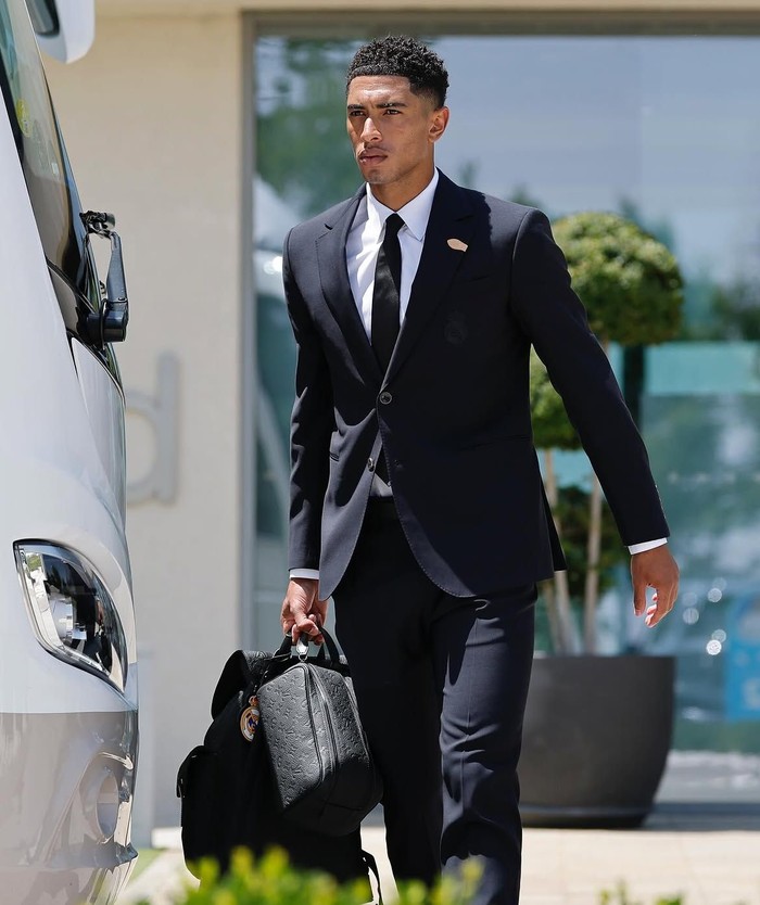Jude Bellingham&nbsp;kembali menggunakan&nbsp;Christopher MM backpack, namun versi&nbsp;Taurillon Leather hitam&nbsp;dengan gantungan Real Madrid. Bersama dengan itu, pouch Dopp Kitt turut digenggamnya/ Foto: instagram.com/judebellingham