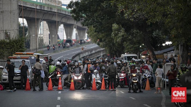 Kemacetan lalulintas pada Selasa sore akibat proses pembongkaran jembatan penyeberangan orang (JPO) di Jalan Kapten Tendean, Mampang Prapatan, Jakarta