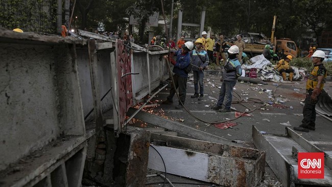 Kemacetan lalulintas pada Selasa sore akibat proses pembongkaran jembatan penyeberangan orang (JPO) di Jalan Kapten Tendean, Mampang Prapatan, Jakarta