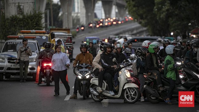 Kemacetan lalulintas pada Selasa sore akibat proses pembongkaran jembatan penyeberangan orang (JPO) di Jalan Kapten Tendean, Mampang Prapatan, Jakarta