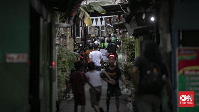 Kemacetan lalulintas pada Selasa sore akibat proses pembongkaran jembatan penyeberangan orang (JPO) di Jalan Kapten Tendean, Mampang Prapatan, Jakarta