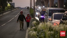 Kemacetan lalulintas pada Selasa sore akibat proses pembongkaran jembatan penyeberangan orang (JPO) di Jalan Kapten Tendean, Mampang Prapatan, Jakarta