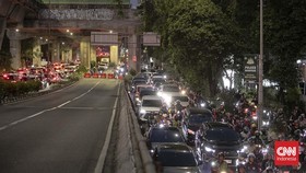 Kemacetan lalulintas pada Selasa sore akibat proses pembongkaran jembatan penyeberangan orang (JPO) di Jalan Kapten Tendean, Mampang Prapatan, Jakarta