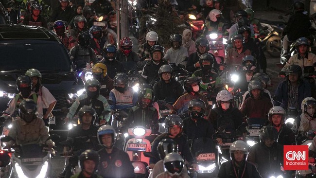 Kemacetan lalulintas pada Selasa sore akibat proses pembongkaran jembatan penyeberangan orang (JPO) di Jalan Kapten Tendean, Mampang Prapatan, Jakarta
