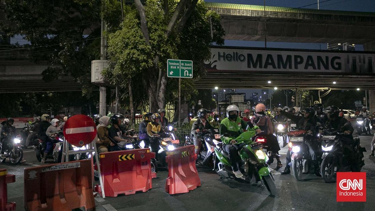 Kemacetan lalulintas pada Selasa sore akibat proses pembongkaran jembatan penyeberangan orang (JPO) di Jalan Kapten Tendean, Mampang Prapatan, Jakarta