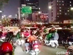 Macet Mengular ke Jalan Gatsu Arah Kuningan Imbas JPO Tendean Dibongkar