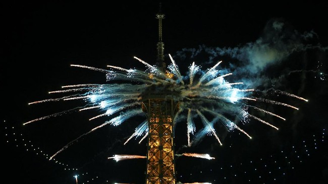 Fireworks shoot off at the Eiffel Tower to mark Bastille Day celebrations in Paris, France, July 13, 2026. REUTERS/Abdul Saboor
