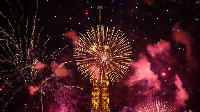 Fireworks shoot off at the Eiffel Tower to mark Bastille Day celebrations in Paris, France, July 13, 2026. REUTERS/Abdul Saboor