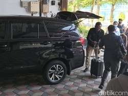 KPK Keluar Bawa 3 Koper Usai Geledah Kantor Bupati Sukoharjo