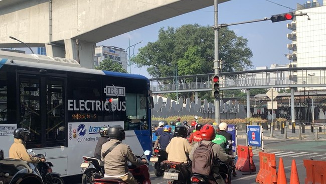 Suasana perempatan Kuningan, Jaksel, saat ada pengalihan arus lalu lintas imbas pembongkaran JPO di Tendean (Mulia/detikcom)