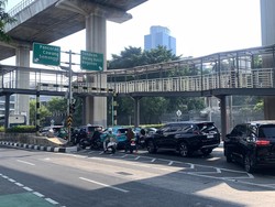 Lalin Kuningan Arah Tendean Jaksel Macet Imbas Pembongkaran JPO Ditabrak Truk