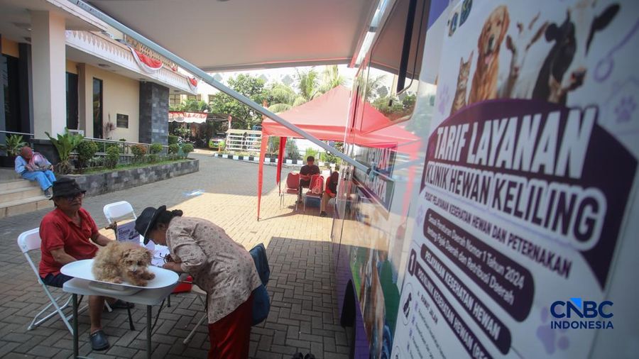 Layanan kesehatan di dalam Mobil Klinik Hewan Keliling di Jakarta, Selasa (14/7/2026).