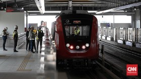 Pemerintah Provinsi (Pemprov) Jakarta optimistis proyek pembangunan LRT Jakarta fase 1B koridor VelodromeRawamangunManggarai dapat mulai beroperasi pada Agustus 2026. (CNN Indonesia/Adi ibrahim)