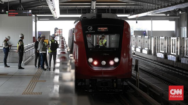 Pemerintah Provinsi (Pemprov) Jakarta optimistis proyek pembangunan LRT Jakarta fase 1B koridor VelodromeRawamangunManggarai dapat mulai beroperasi pada Agustus 2026. (CNN Indonesia/Adi ibrahim)