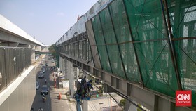 Pemerintah Provinsi (Pemprov) Jakarta optimistis proyek pembangunan LRT Jakarta fase 1B koridor VelodromeRawamangunManggarai dapat mulai beroperasi pada Agustus 2026. (CNN Indonesia/Adi ibrahim)