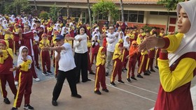 Menteri Pendidikan dasar dan Menengah Abdul Mu'ti senam bersama para siswa dan guru saat Masa Pengenalan Lingkungan Sekolah (MPLS) di SD Srengseng Sawah 15, Jakarta, Selasa (13/7/2026). ANTARA/Mecca Yumna