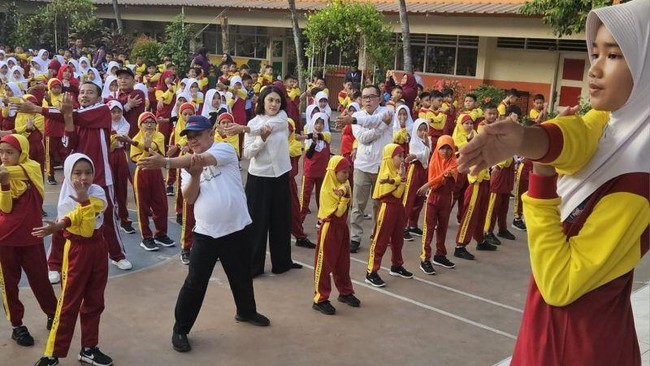 Menteri Pendidikan dasar dan Menengah Abdul Mu'ti senam bersama para siswa dan guru saat Masa Pengenalan Lingkungan Sekolah (MPLS) di SD Srengseng Sawah 15, Jakarta, Selasa (13/7/2026). ANTARA/Mecca Yumna