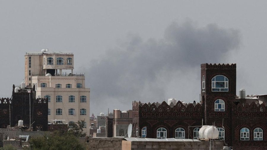 Milisi Houthi di Yaman menembakkan rudal ke Arab Saudi, usai menuduh Saudi mengebom landasan pacu Bandara Internasional Sanaa nan berada di bawah kendali Houthi pada Senin (13/7/2026). (via REUTERS/AL MASIRAH)