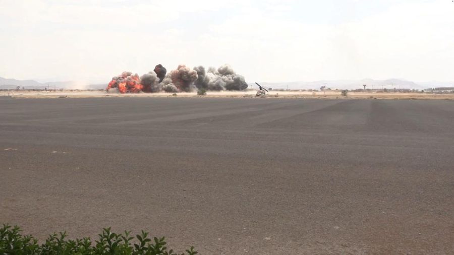 Milisi Houthi di Yaman menembakkan rudal ke Arab Saudi, usai menuduh Saudi mengebom landasan pacu Bandara Internasional Sanaa nan berada di bawah kendali Houthi pada Senin (13/7/2026). (via REUTERS/AL MASIRAH)