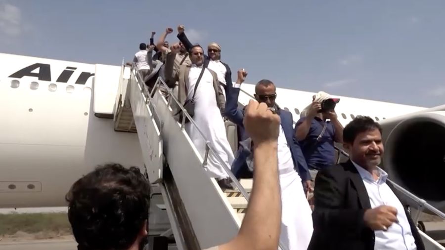 Milisi Houthi di Yaman menembakkan rudal ke Arab Saudi, usai menuduh Saudi mengebom landasan pacu Bandara Internasional Sanaa nan berada di bawah kendali Houthi pada Senin (13/7/2026). (via REUTERS/AL MASIRAH)