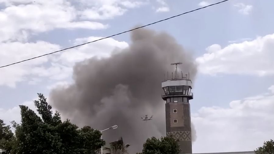 Milisi Houthi di Yaman menembakkan rudal ke Arab Saudi, usai menuduh Saudi mengebom landasan pacu Bandara Internasional Sanaa nan berada di bawah kendali Houthi pada Senin (13/7/2026). (via REUTERS/AL MASIRAH)