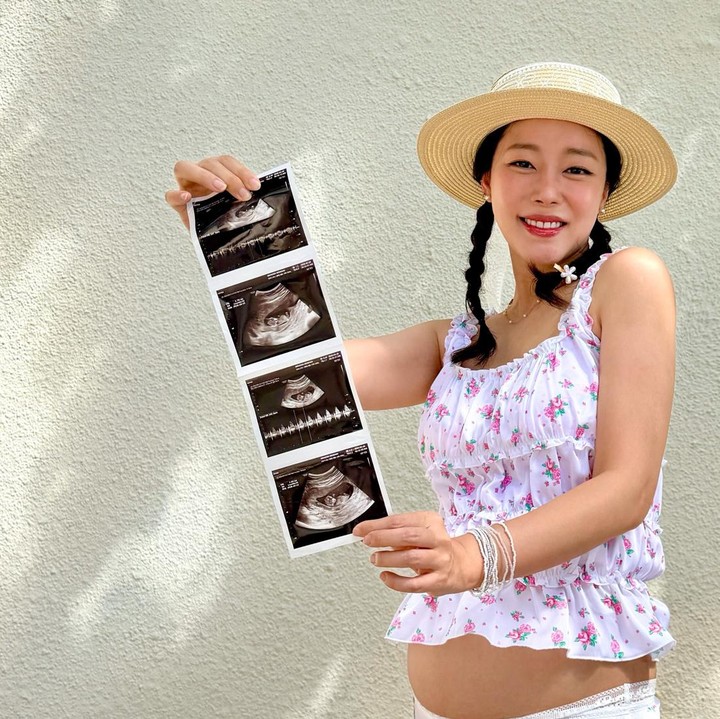 <p>Pada 8 Juli lalu, Go Woo Ri member Rainbow sangat bahagia mengumumkan jenis kelamin anak pertamanya laki-laki. Ia menyebut Si Kecil sangat aktif di kandungan di usia 25 minggu kehamilannya.&nbsp;Go Woo Ri menjadi mantan anggota Rainbow kedua yang menikah, setelah Jisook. Wah selamat Go Woo Ri! (Foto: @rainbowoori)</p>