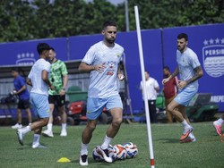 Ribuan Bobotoh Hadiri Latihan Persib Jelang Laga Tandang Kontra Persija