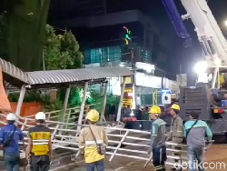 Buntut Panjang JPO Tendean Rusak Ditabrak Truk