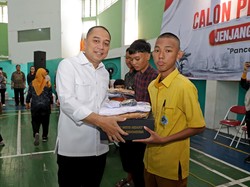 Pemkot Surabaya Salurkan Bantuan Pendidikan untuk 7.380 Siswa