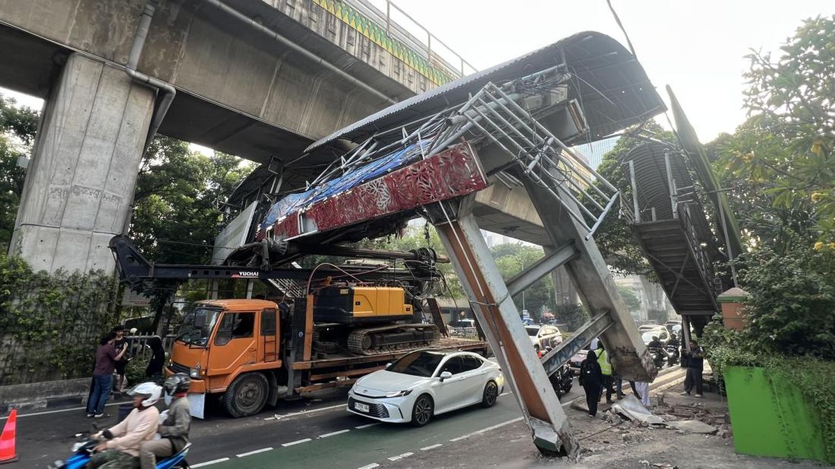 Truk Tabrak JPO Tendean, Macet Mengular Hingga Kuningan-Warung Buncit