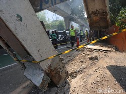 Saksi Sebut Truk Tabrak JPO di Tendean Jaksel Sempat Melaju Kencang