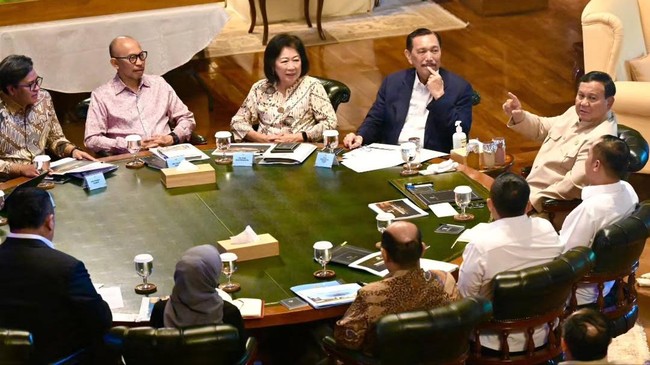 Digitalisasi Bansos Diperluas ke 43 Kabupaten, Luhut Peringatkan Gejolak Global