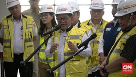 Gubernur DKI Pramono rencanakan dua rute baru LRT ke JIS dan Stasiun Whoosh. Proyek ini akan tingkatkan konektivitas transportasi massal di Jakarta.