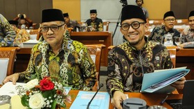 Menteri Haji dan Umrah Mochamad Irfan Yusuf (kiri) bersama Wakil Menteri Haji dan Umrah Dahnil Anzar Simanjuntak (kanan) mengikuti rapat kerja.