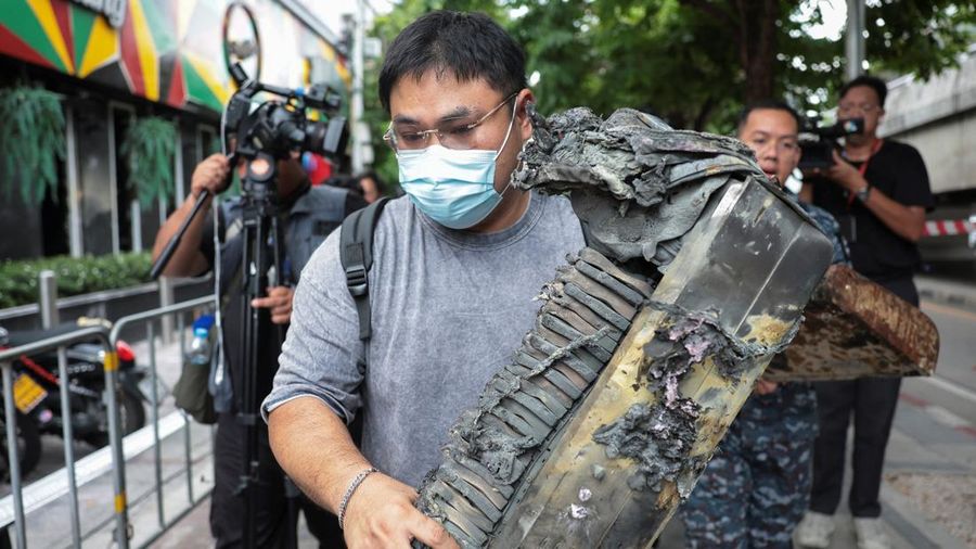 Saudara korban, Phrutthiphong Phudmon yang merupakan pemain keyboard dari band yang tampil pada hari kebakaran mematikan itu, membawa keyboard musik Phudmon saat mengunjungi bar Rong Beer Na Lat Phrao, sehari setelah kejadian, di Bangkok, Thailand, 14 Juli 2026.