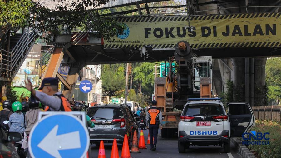 Sebuah truk crane tersangkut usai menabrak jembatan penyeberangan orang (JPO) di Jalan Kapten Tendean, Mampang Prapatan, Jakarta Selatan, Selasa (14/7/2026). (CNBC Indonesia/Faisal Rahman)