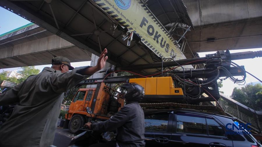 Sebuah truk crane tersangkut usai menabrak jembatan penyeberangan orang (JPO) di Jalan Kapten Tendean, Mampang Prapatan, Jakarta Selatan, Selasa (14/7/2026). (CNBC Indonesia/Faisal Rahman)