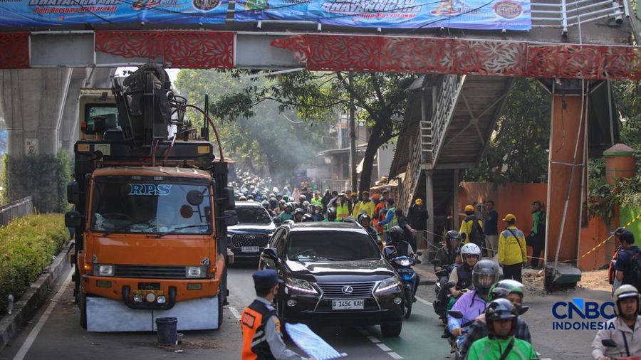 Sebuah truk crane tersangkut usai menabrak jembatan penyeberangan orang (JPO) di Jalan Kapten Tendean, Mampang Prapatan, Jakarta Selatan, Selasa (14/7/2026). (CNBC Indonesia/Faisal Rahman)