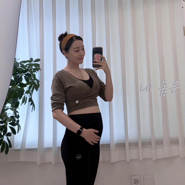 <p>Selama hamil, Go Woo Ri yang berperan sebagai main rapper dan lead dancer&nbsp;di grupnya&nbsp;juga aktif berolahraga untuk menjaga kesehatannya dan calon bayinya. Ia melakukannya di usia 21 minggu kehamilannya sembari menunjukkan baby bump. (Foto: @rainbowoori)</p>