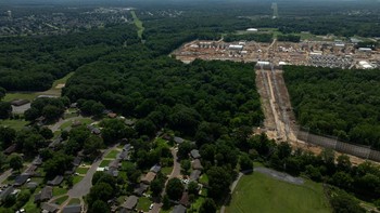 Penampakan turbin gas milik xAi, serta lokasinya yang berdekatan dengan kawasan pemukiman di Mississippi, AS.  REUTERS/Kevin Wurm