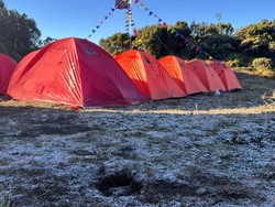 Brrr! Puncak Merbabu Masih Membeku Pagi Ini