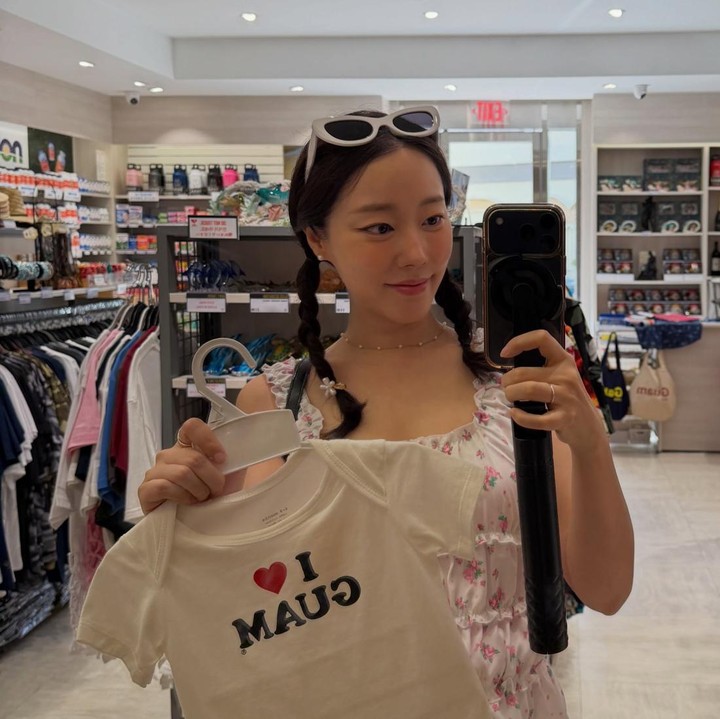 <p>Tak ketinggalan, Go Woo Ri belanja keperluan baby. Ia juga menunjukkan baju bertuliskan Guam sembari miror selfie di salah satu toko di sana. (Foto: @rainbowoori)</p>