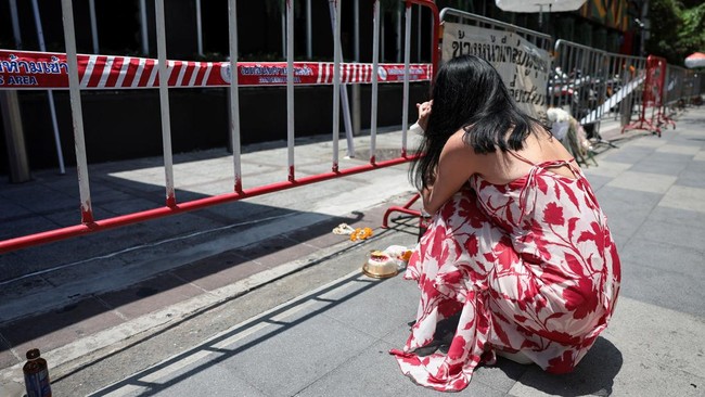 A woman visits the Rong Beer Na Lat Phrao bar to pay tribute to victims who lost their lives in the bar fire, the day after the incident, in Bangkok, Thailand, July 14, 2026. REUTERS/Chalinee Thirasupa