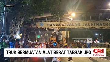 VIDEO: Truk Bermuatan Alat Berat Tabrak JPO