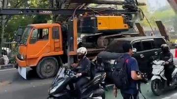 JPO Tendean Nyaris Roboh Ditabrak Truk Pengangkut Crane