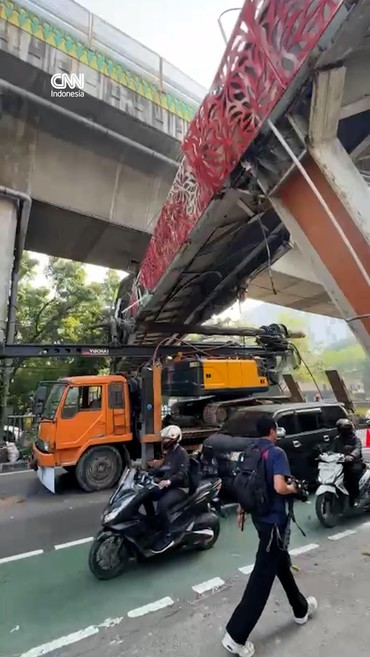 Truk Pengangkut Crane Tabrak JPO di Tendean, Nyaris Roboh
