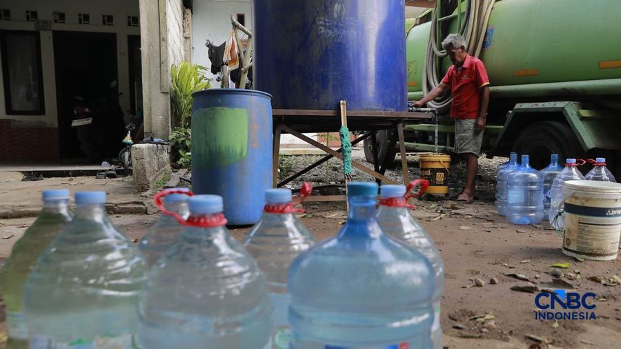 Warga mengambil air bersih di Kawasan Kampung Koceak, Kelurahan Keranggan, Tangerang Selatan, Selasa, (14/7/2026).
