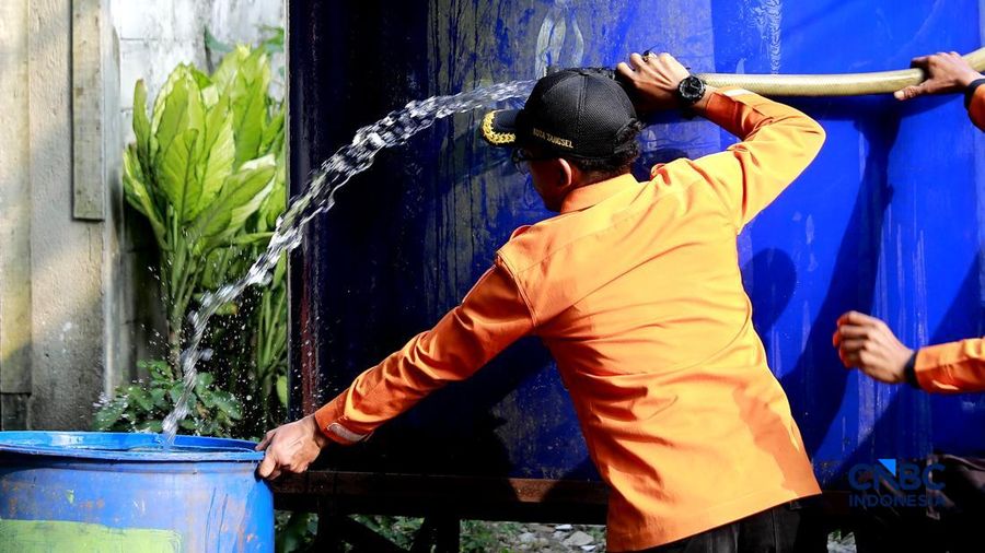 Warga mengambil air bersih di Kawasan Kampung Koceak, Kelurahan Keranggan, Tangerang Selatan, Selasa, (14/7/2026).
